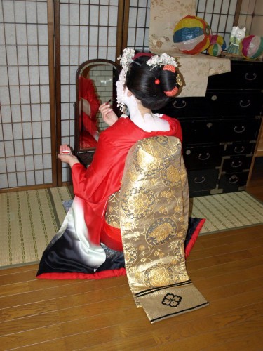 ceinture obi,costume traditionnel japonais,kimono,habit de geisha,maquillage de geisha,coiffure de geisha,chaussures de geisha,tongs en bois,fleurs dans les cheveux,bonnes manières,distinction nippone,gestes polis,éducation