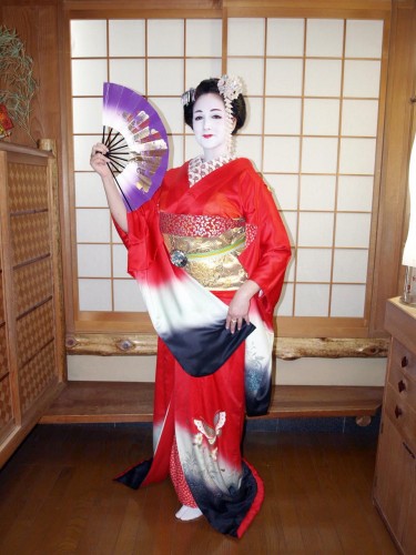 ceinture obi,costume traditionnel japonais,kimono,habit de geisha,maquillage de geisha,coiffure de geisha,chaussures de geisha,tongs en bois,fleurs dans les cheveux,bonnes manières,distinction nippone,gestes polis,éducation